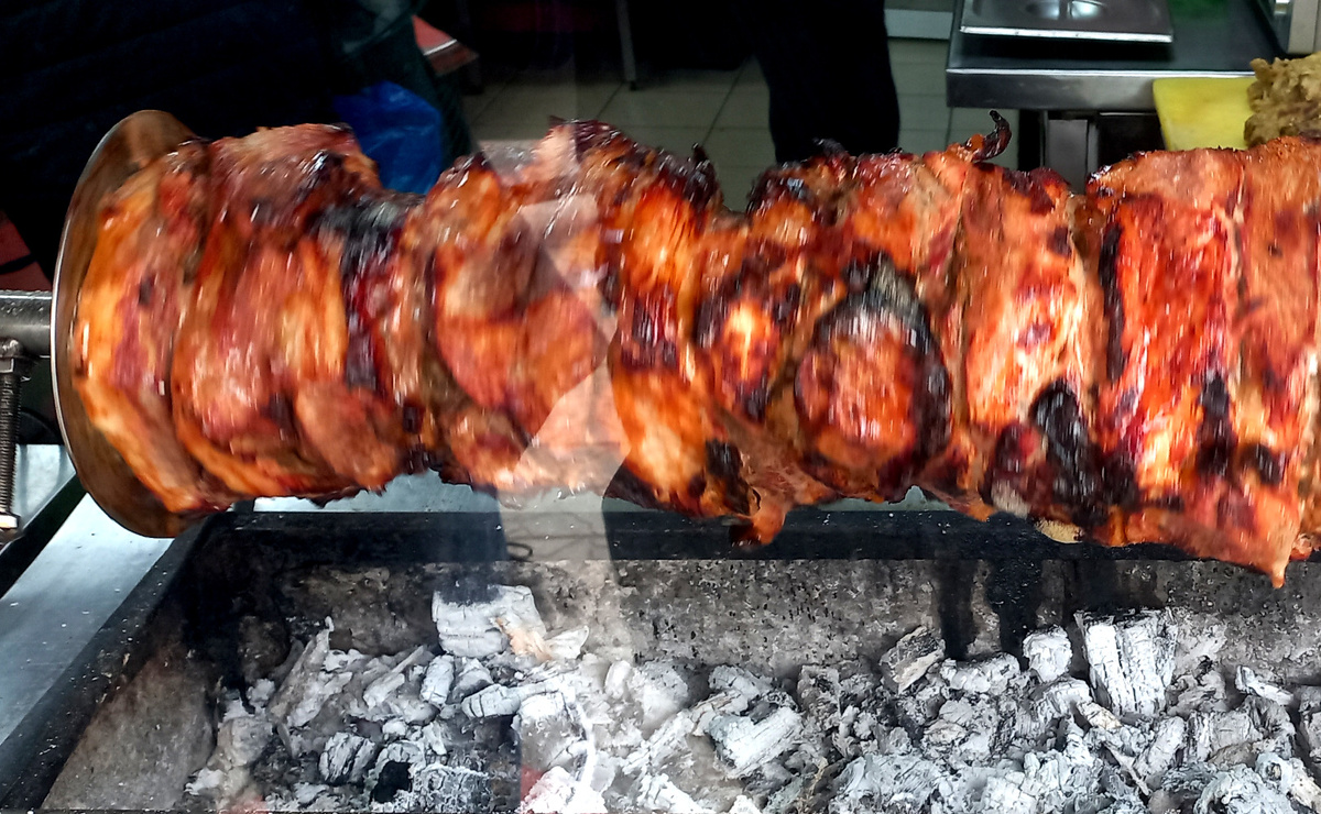 Мясо на углях в сети уличной еды «Le Shef». Донецк. Октябрь 2024