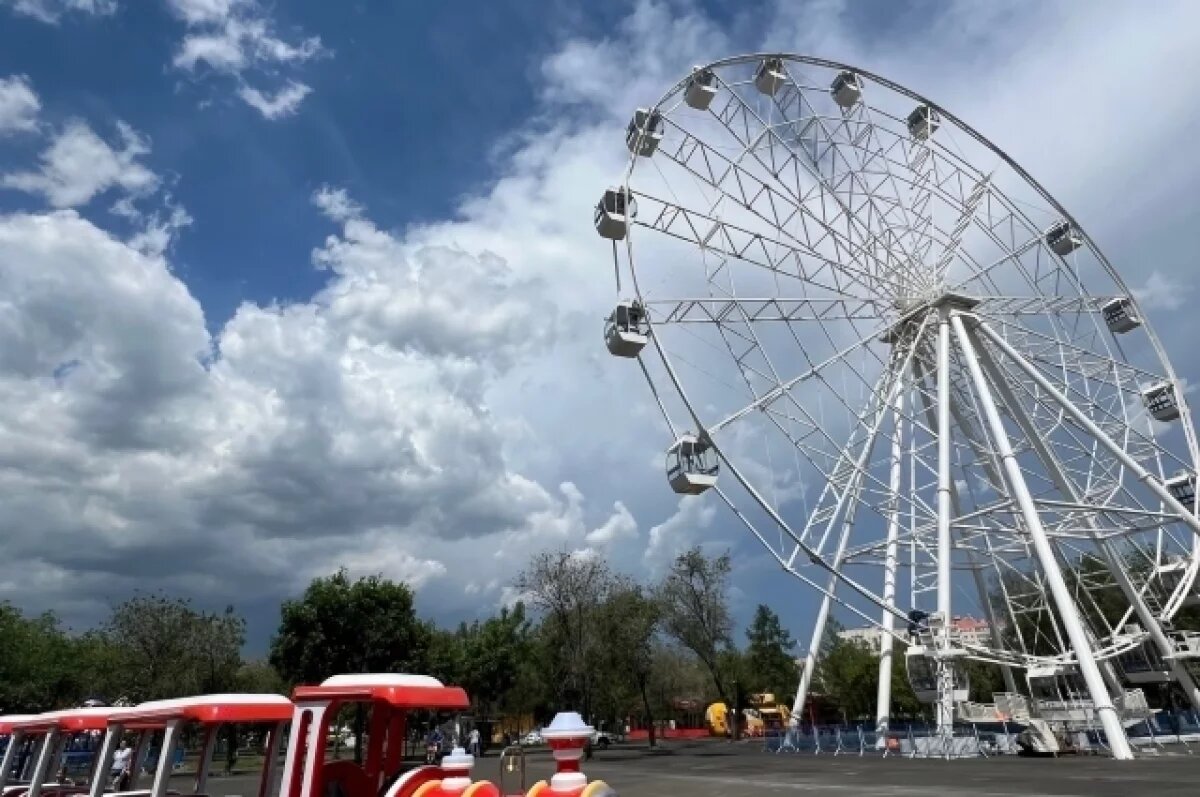    50 метров над землей во тьме: в Оренпарке люди застряли на колесе обозрения