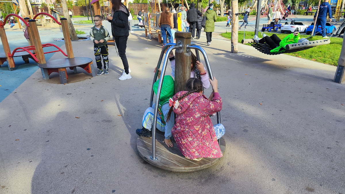 Втроём катаются