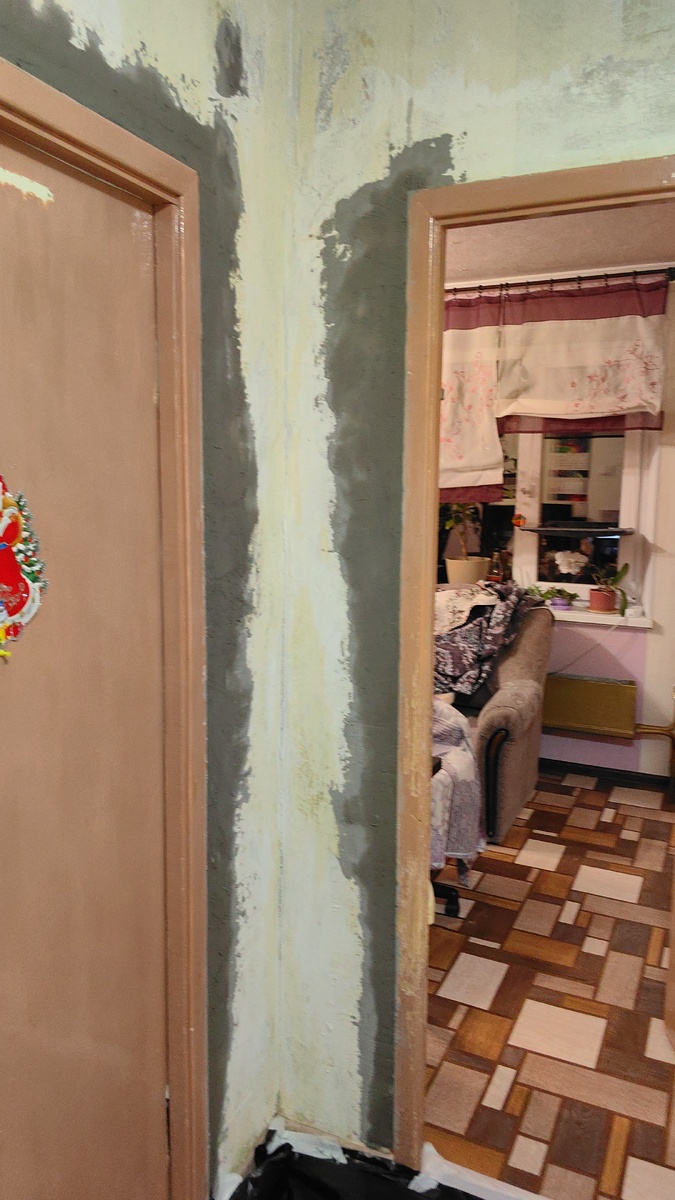 Замазала все дыры вокруг дверей.