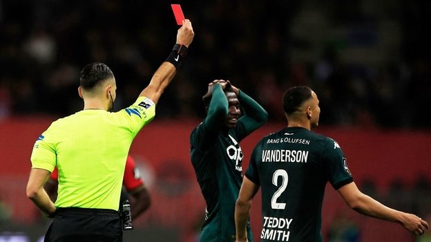    Арбитр Жереми Пиньяр удаляет защитника «Монако» Вандерсона. AFP