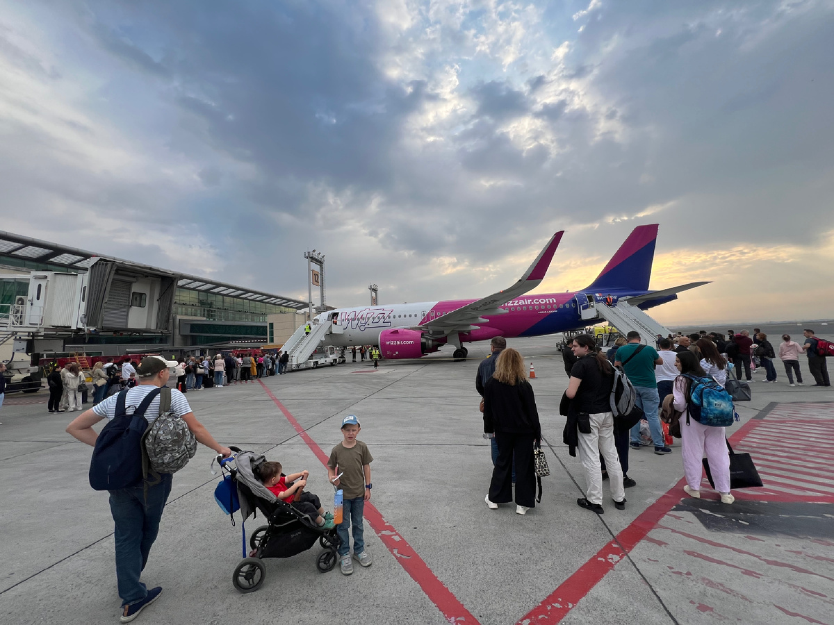 2 рюкзака у мужа, один у меня и еще один на коляске 🙈