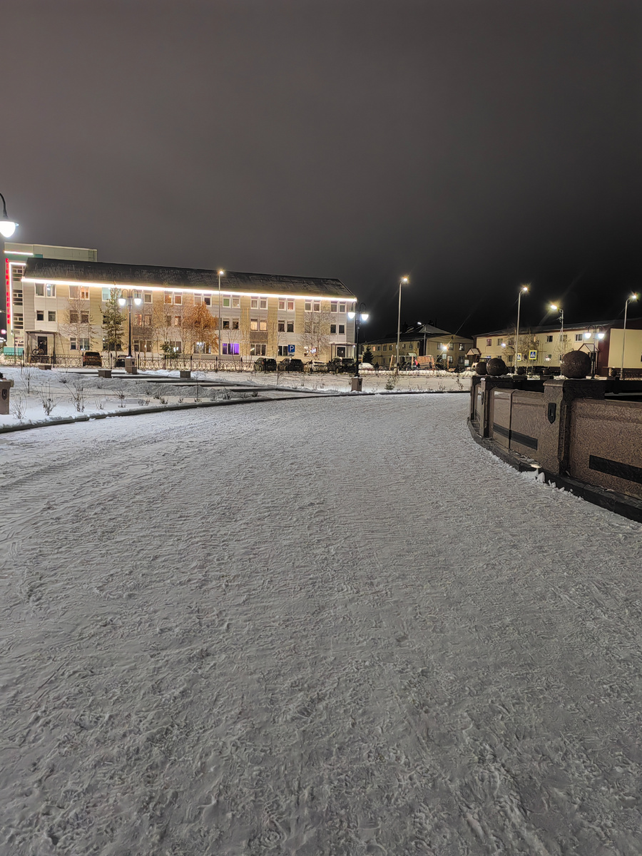 В Екатеринбурге идёт дождь, а у нас на Ямале снег!) 