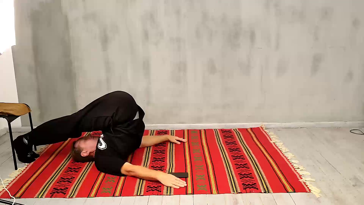 Халасана (поза Плуга) при наличии гибкости тела.