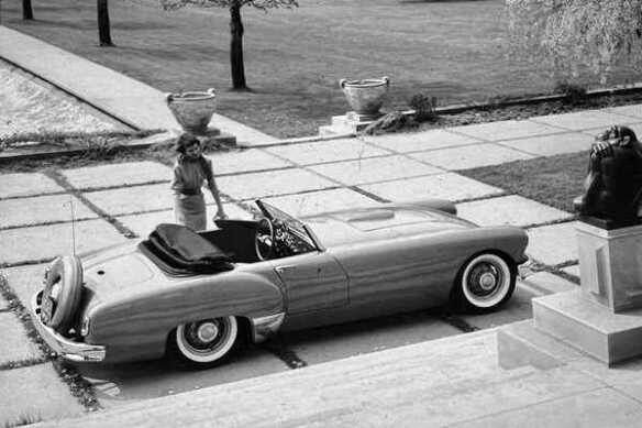 Этот единственный в своем роде спортивный автомобиль был собран вручную в 1954 году мастером из Мичигана, который назвал его Thanon. 