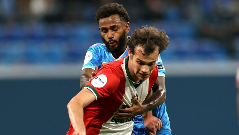    Артем Карпукас («Локомотив») и Вендел («Зенит») в матче 13-го тура РПЛ 27 октября 2024 года.ФК «Локомотив»