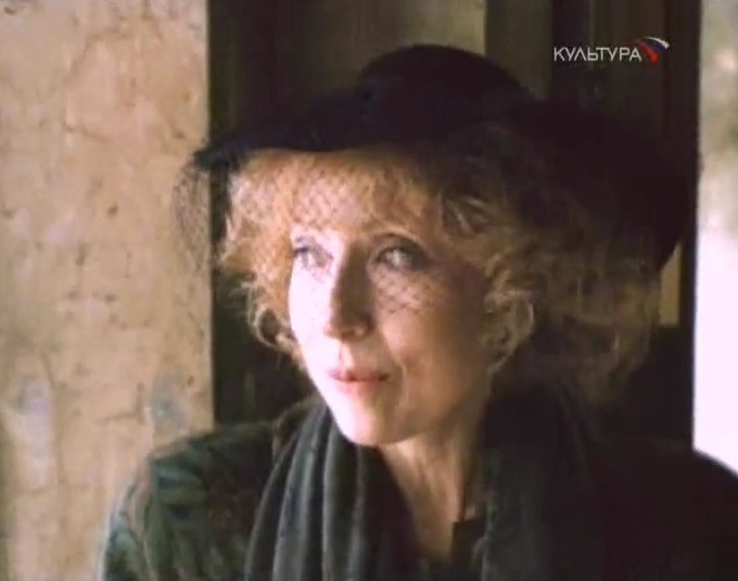 Хлоя. Шляпка с вуалью, видимо, должна подчеркивать ее избранность, элегантность, одухотворенность.