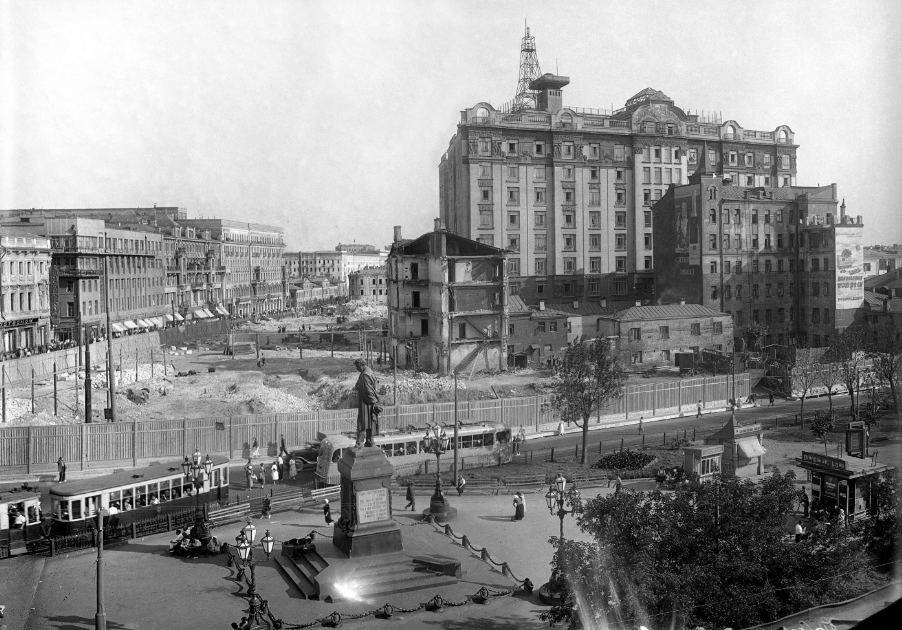 На фото видно, где стоял раньше памятник А.С. Пушкину.