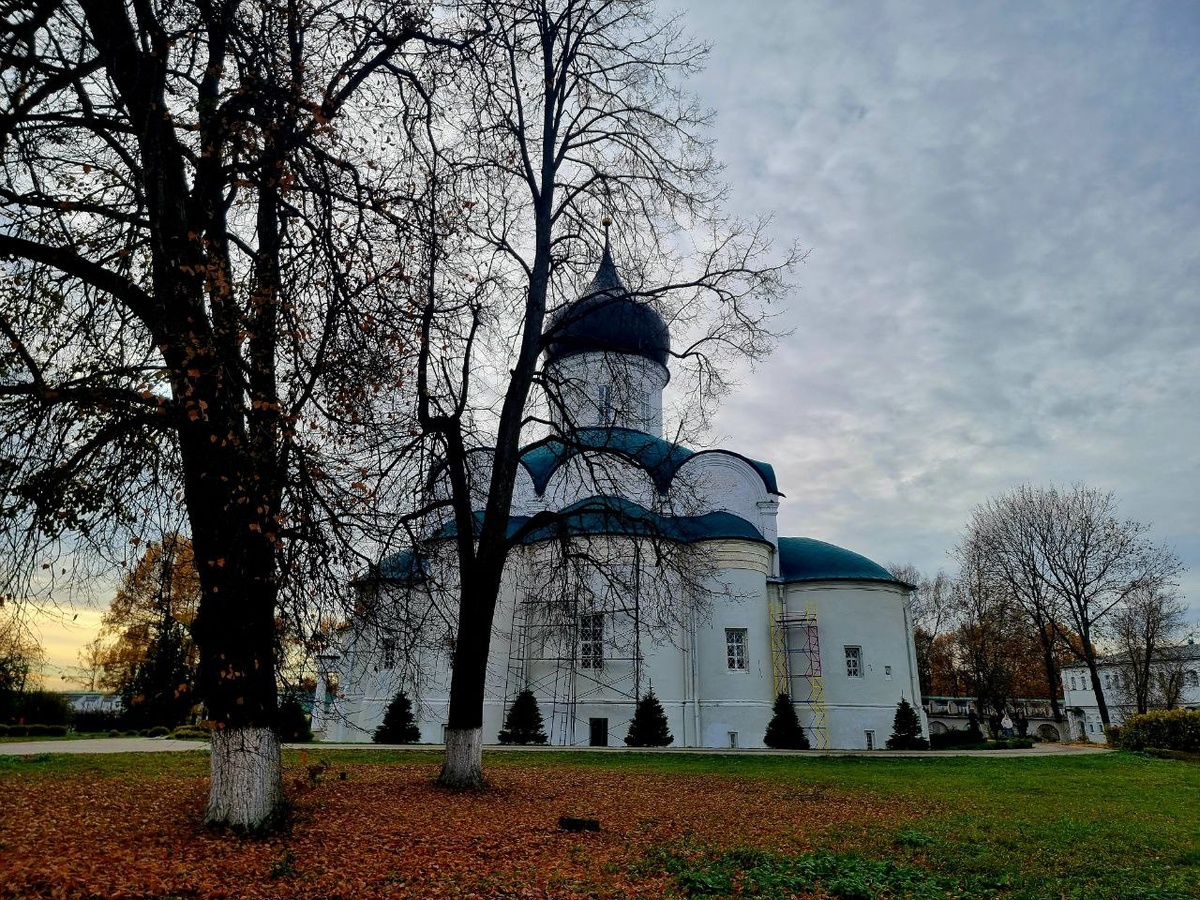 Троицкий собор, в котором прошло венчание Ивана IV и Марфы Собакиной, ставшей его третьей женой. Фотография из архива автора.