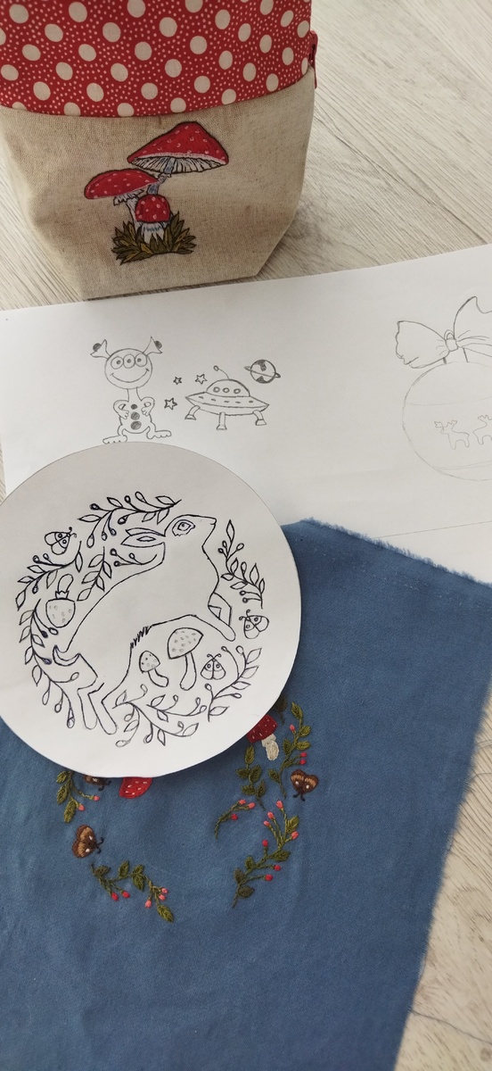 На фото - пенал с мухоморами, эскизы будущих работ и начатая вышивка, о которой пишу ниже⬇️