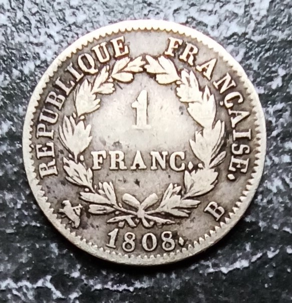 Реверс монеты 1 франк 1808 года Наполеона I (фото сделано автором)