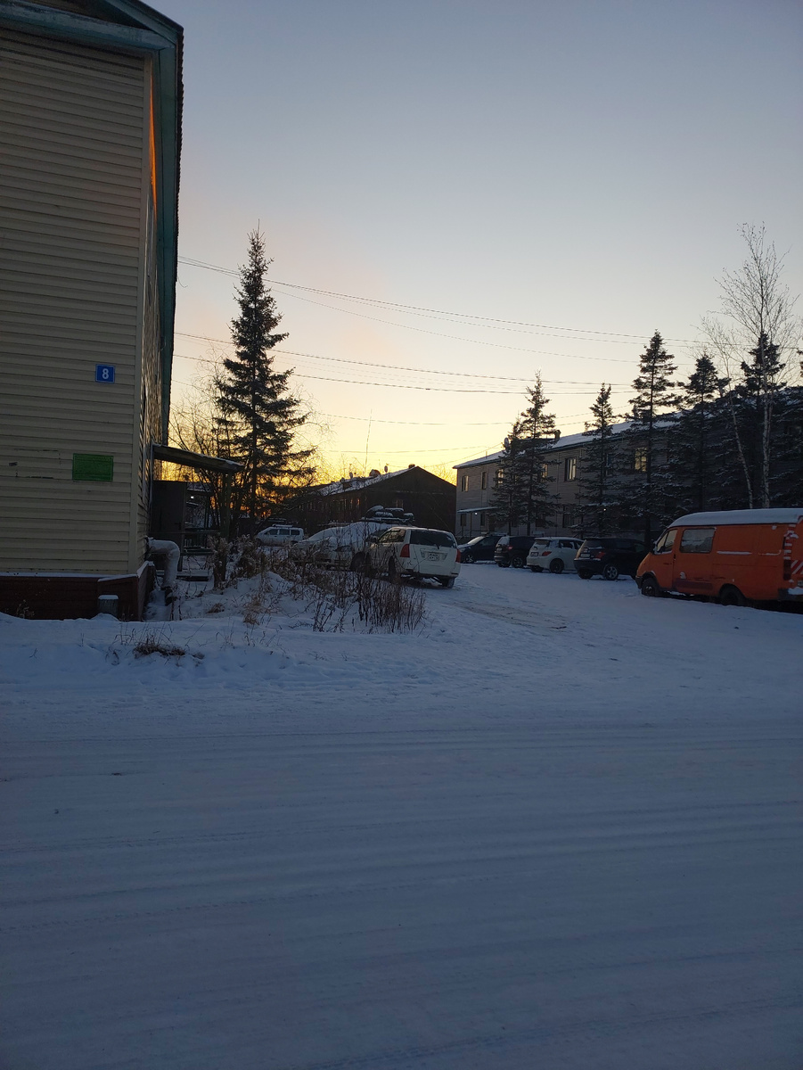 На фото справа стоит машина моего бывшего возле дома моей матери. Фотография сделана 27.10.24