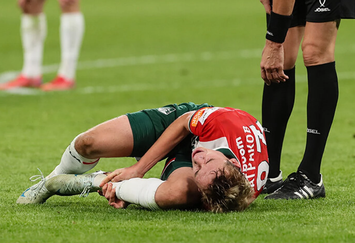 Алексей Батраков не смог доиграть матч против "Зенита" из-за грубого и умышленного фола Густаво Мантуана. Фото: соцсети