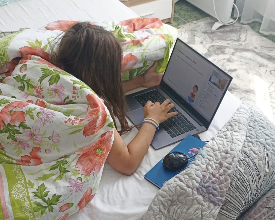 Хорошо учиться онлайн, если каждый день можно не вылезать из кровати. Но не в нашем случае. Строгая мама заставляет сидеть за столом и держать спину)). Тут она приболела, поэтому послабление.