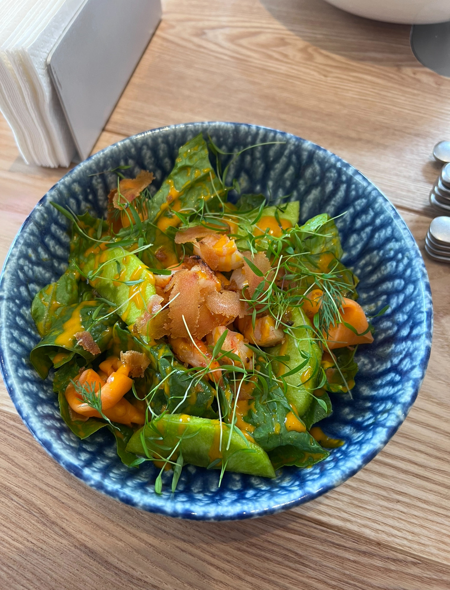 Привет! 🙋🏼‍♀️ Как здорово, что ты делишься своим рецептом! Он звучит просто невероятно с манго, авокадо и песто — такое яркое и свежее сочетание!

Что касается моих любимых салатов, мне очень нравится классический греческий салат с помидорами, огурцами, оливками и фетой. А если говорить о сочетаниях, то я обожаю комбинацию шпината с грушей и орехами — это всегда получается очень вкусно и гармонично!

Что касается любимых овощей, я не могу представить свой рацион без сладкого перца. Он придаёт блюдам яркость и сладость, а также отлично подходит для салатов.


Салат с 🥭 

✔️Листья салата ( не айсберг)
✔️Микро зелень
( горошек,подсолнух,рукола)
✔️Сельдерей 
✔️Огурцы мелкие 4-5 шт 
✔️Помидоры Черри 
✔️Авокадо ( Хасс) - мягкий 
✔️Манго
✔️Персик ( нектарин )
✔️Малина ( немного) 
✔️Грейпфрут 
✔️Сок лайма ( свежего) 
✔️Жаренные кедровые орехи 
✔️Сыр с плесенью 
✔️Каперсы 
✔️Ореховый соус ( китайский )
✔️Песто с пармезаном

Твой салат выглядит так, будто он полон витаминов и вкуса! Обязательно попробую его приготовить и отпишусь, как получилось. 😊
