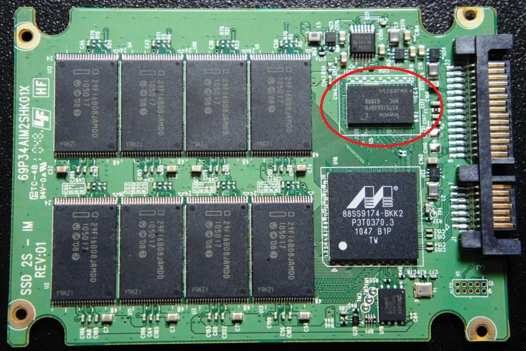 Так выглядит этот DRA-кэш. Обычная микросхема памяти, распаянная в накопителе.
Фото из открытых источников