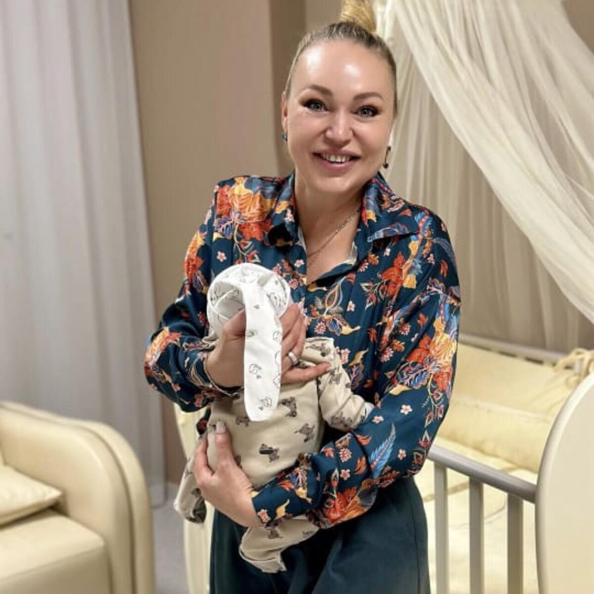    Алла Довлатова с внуком Социальные сети