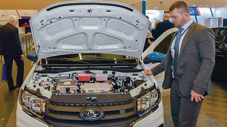    ИВАН ГУБСКИЙ/ТАСС В новой электрической Lada e-Largus размещено два аккумулятора суммарной емкостью 61 кВт⋅ч