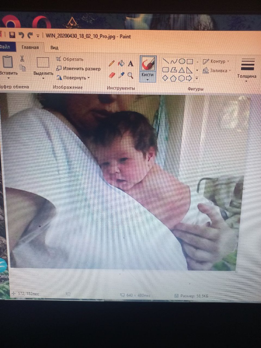 А это фото после рождения моей младшей дочери Глории)) Ее отец просил фото дочери, когда я лежала в роддоме. Я сфоткалась без лица, потому что на тот момент  у меня было жуткое не принятие себя на фоне лишнего веса.