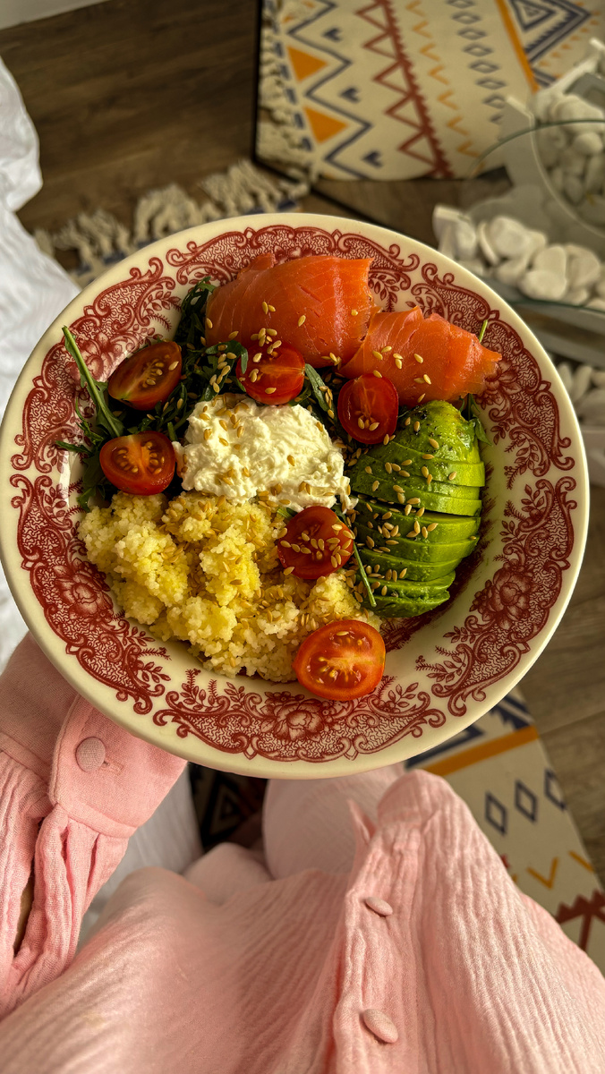 Боул с кускусом , с/с рыбой и льняным маслом