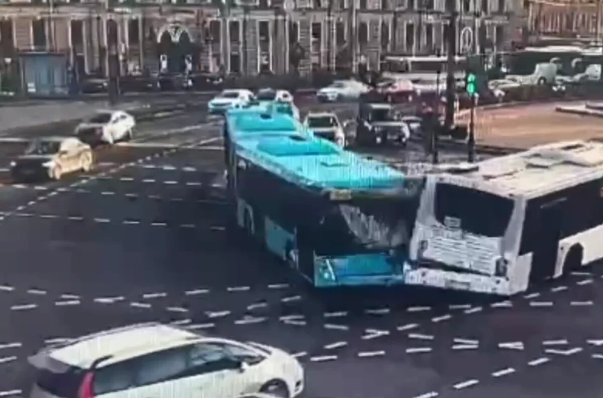    Водитель автобуса из КБР потерял сознание и попал в массовое ДТП в Питере