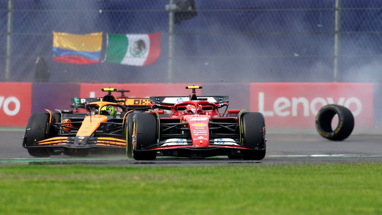    Карлос Сайнс и Ландо Норрис во время гонки на «Гран-при Мексики». Reuters