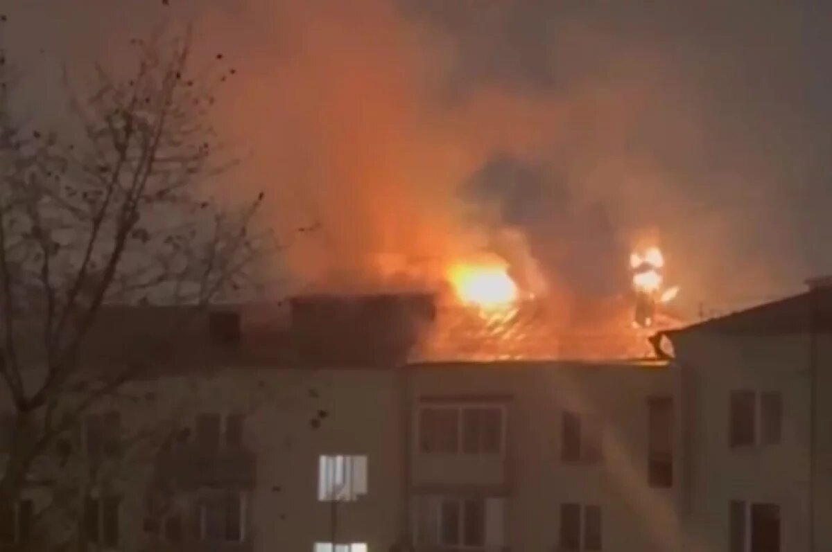    На юго-западе Москвы загорелась крыша многоэтажного дома