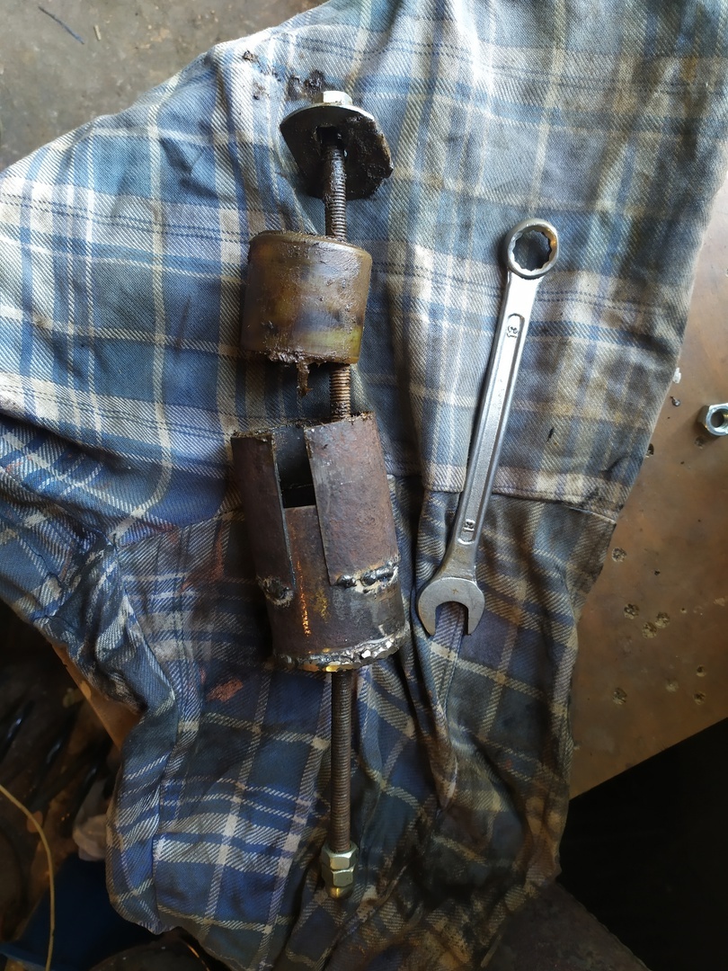 Приспособление для выпрессовки втулок с добычей