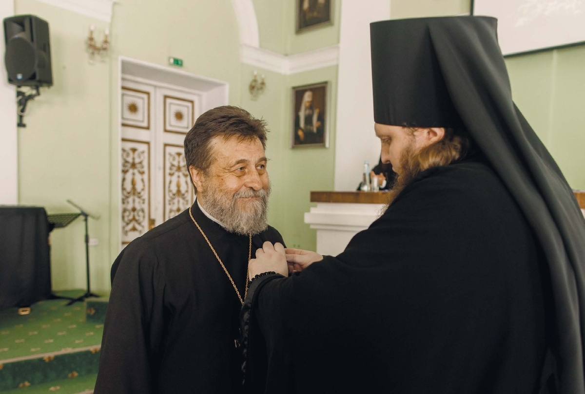 «Во внимание к трудам на ниве духовного образования и в связи с 70-летием со дня рождения» владыка ректор награждает отца Петра орденом святителя Макария, митрополита Московского, III степени. 30 августа 2024 года