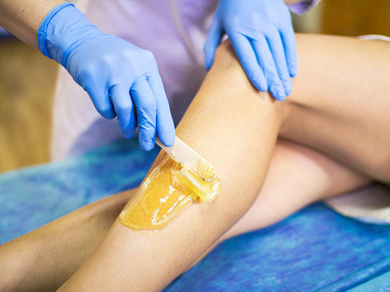 Шугаринг. Нанесение сахарной пасты. 