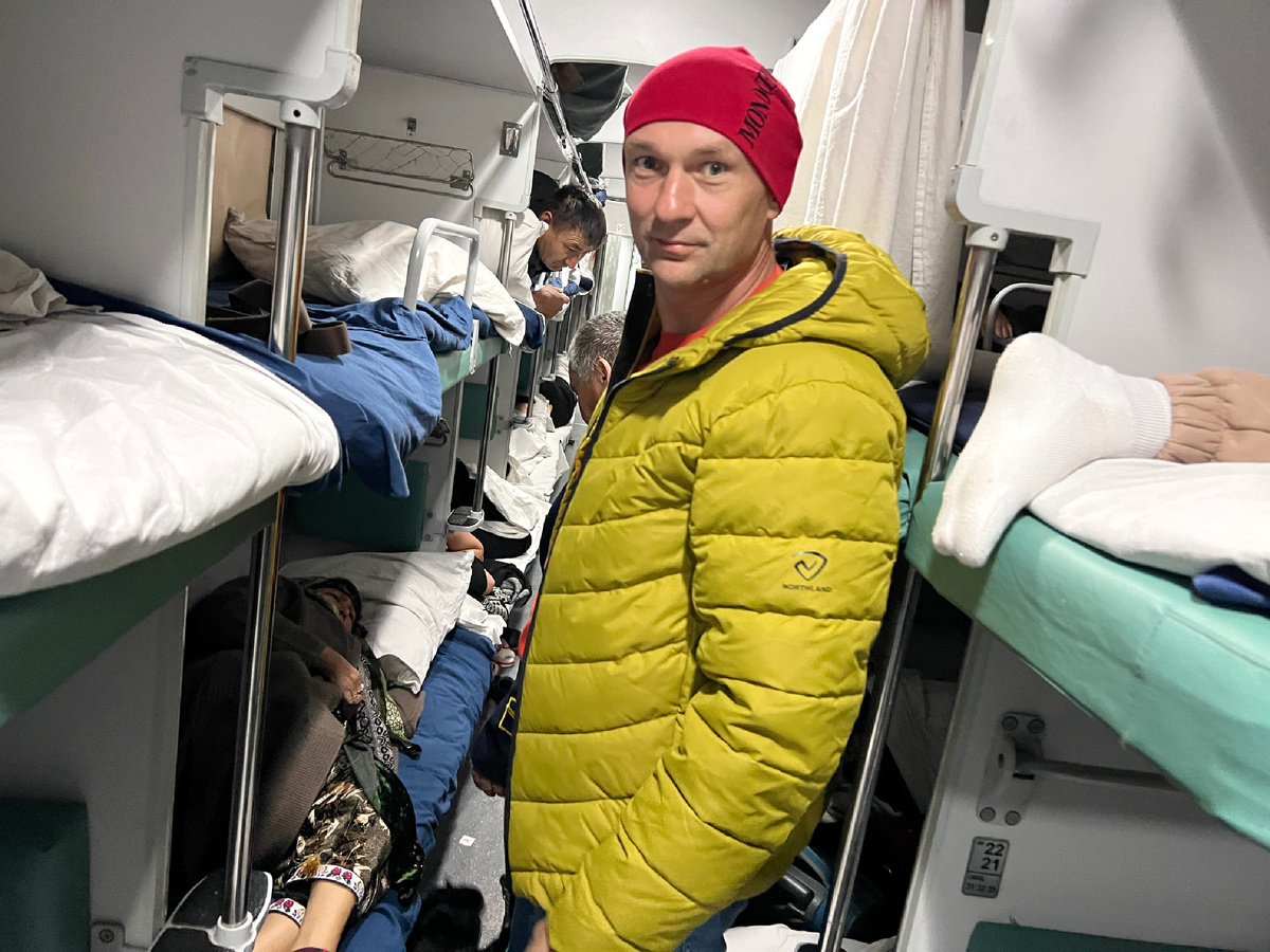 Сонный автор в узбекском поезде