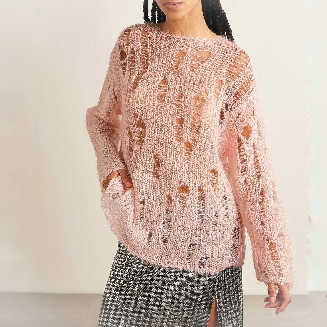 Этот джемпер – для тех, кто не боится экспериментов! Рваный джемпер из мохера от COMME DES GARÇONS – стильная небрежность. 