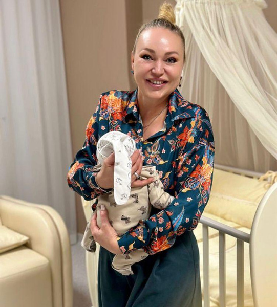    Алла Довлатова с внучкой, фото: соцсети
