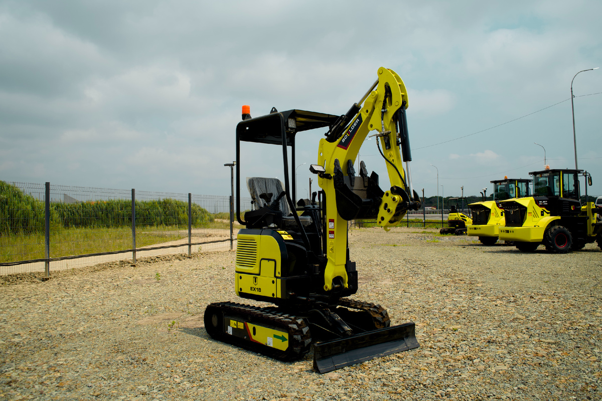 Мини-экскаватор Boulder EX18 на выставочной площадке ТОР Надеждинская 