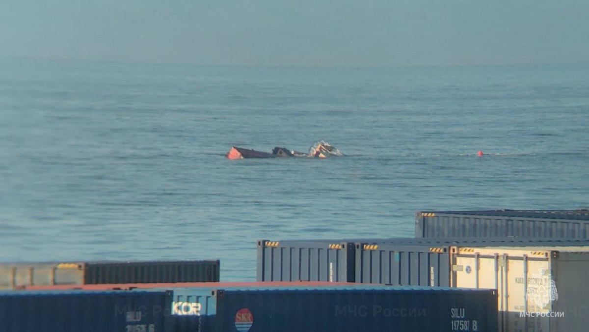 Поиски двух пропавших моряков продолжаются до сих пор.  Фото: Фото: Пресс-служба МЧС России по Сахалинской области