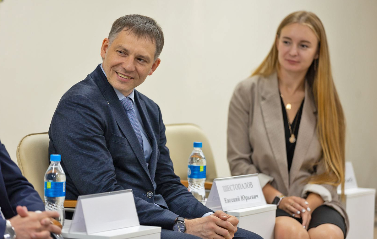 "Заниматься созданием потомства в перерывах на работе": приморский министр предлагает решить демографическую проблему России 👶