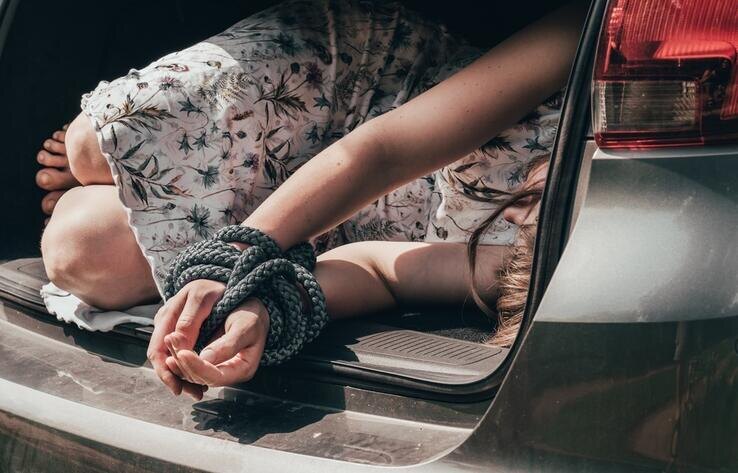 Картинка взята из интернета по поиску «похищение и опасности женщин в путешествии» 