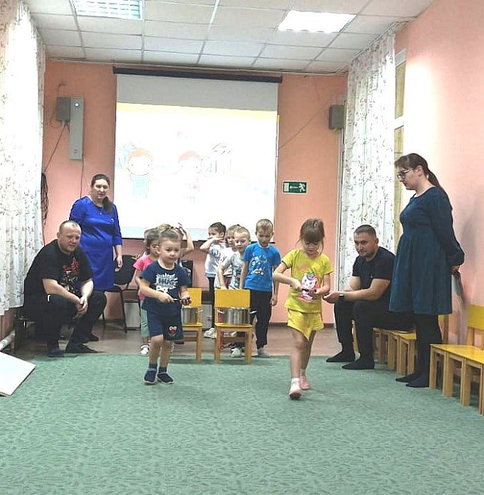 Дети выполняют задания эстафеты на знание правил дорожного движения