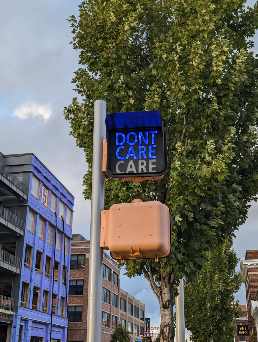 Это чтобы первая картинка была привлекательной