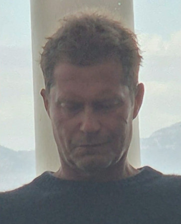 Тиль Швайгер перед вылетом в Берлин на Майорке (с травмами). Источник: RTL