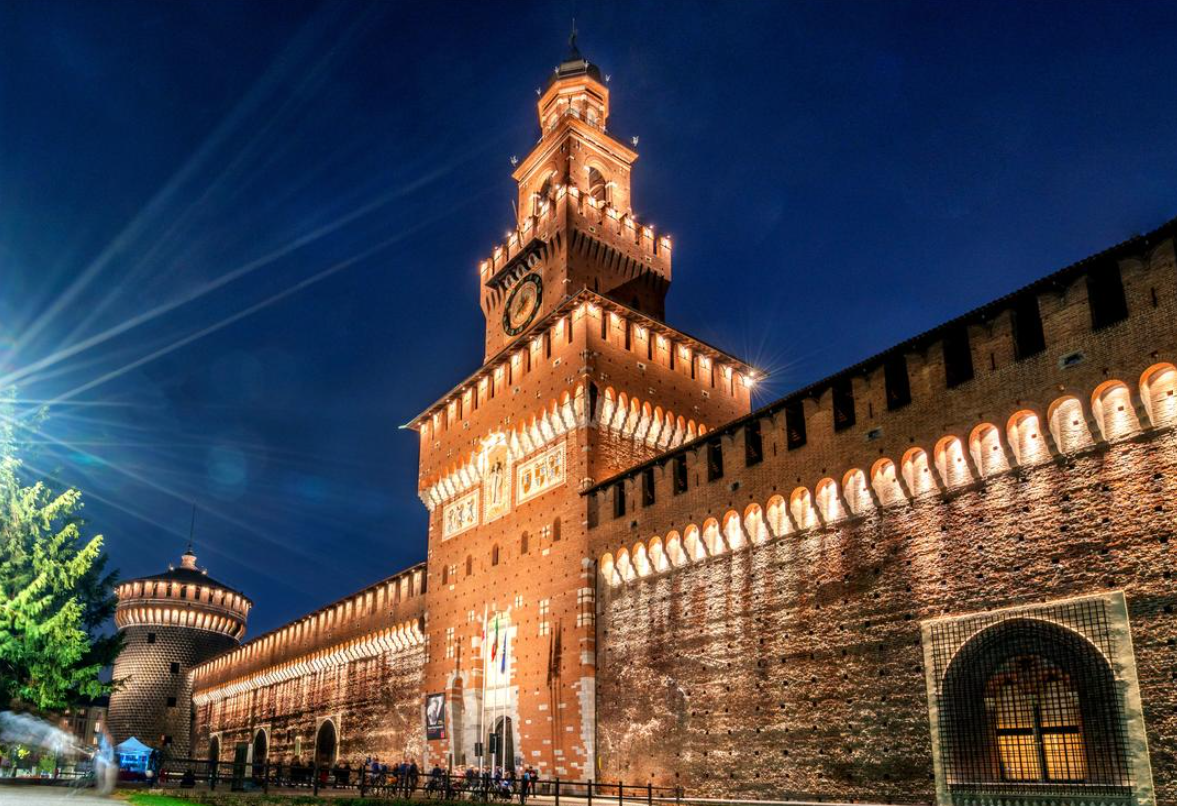 Что вам напоминает замок Сфорца в Милане? Особенно своими зубцами на стенах