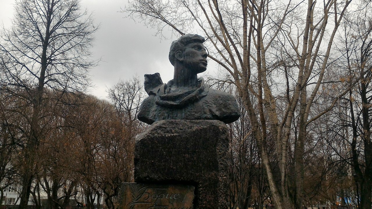 Памятник Б. пастернаку в театральном сквере в Перми