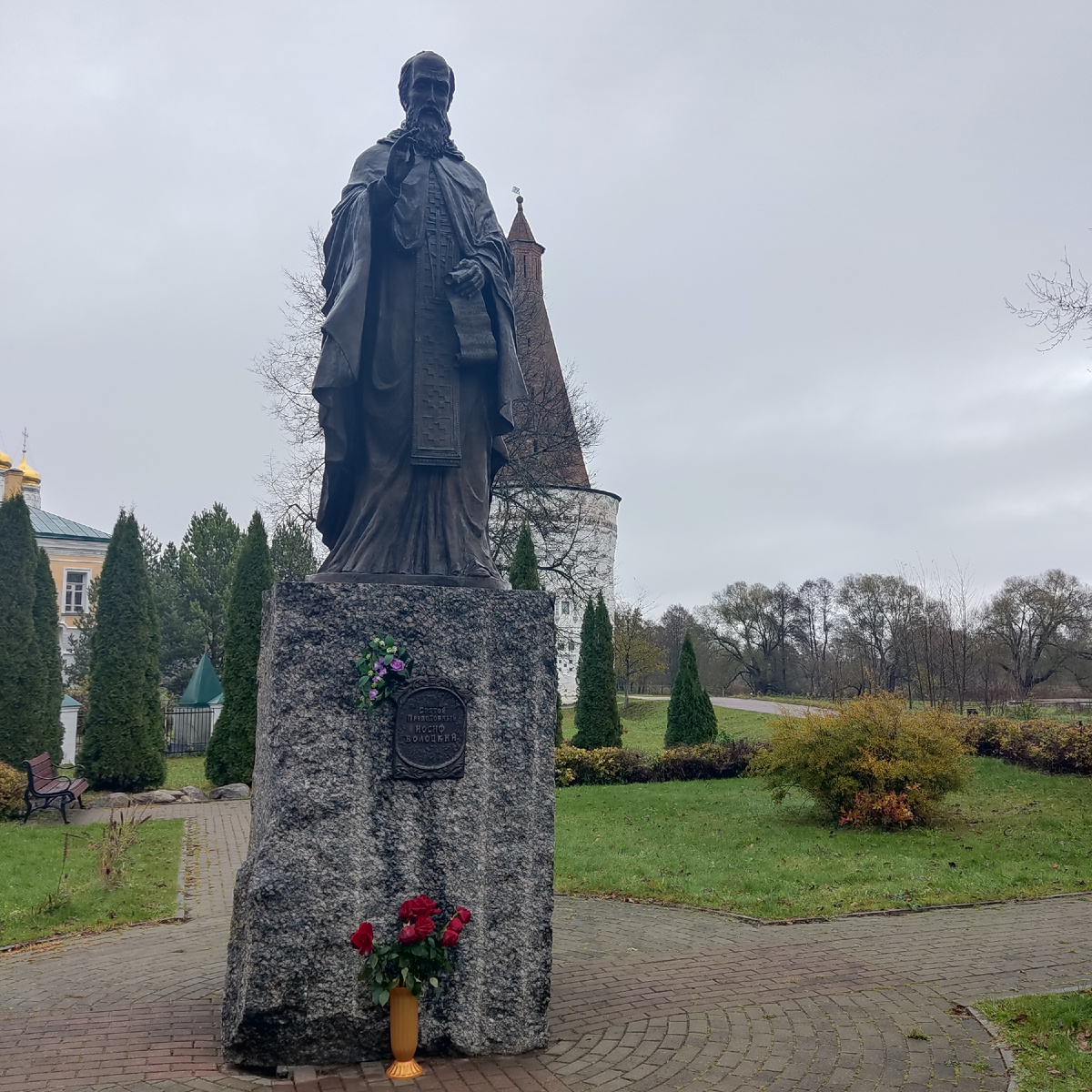 Иосиф Волоцкий у стен монастыря