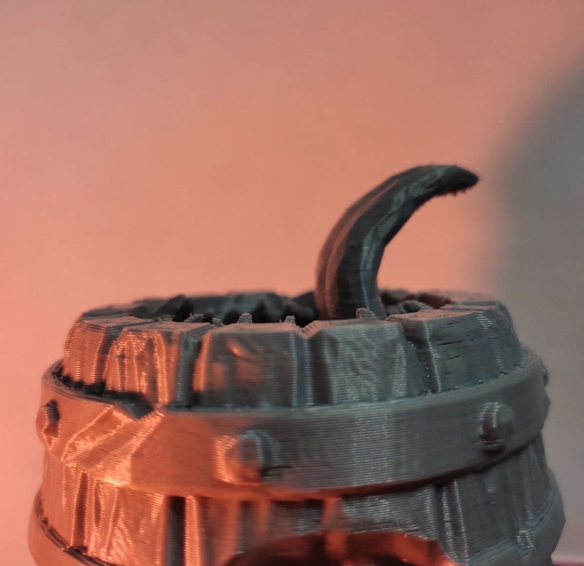 Пример показан на модели « Тюрьма для дайсов «Бочка мимик»». Пример видимости слоёв на модели напечатанной на FDM принтере.