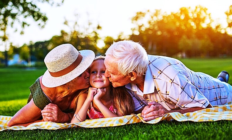 Источник: https://yandex.ru/images/search?lr=213&source=serp&stype=image&text=фотографии%20бабушек%20и%20дедушек%20с%20внуками