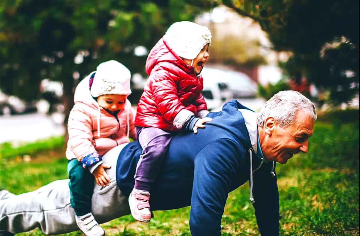 Источник: https://yandex.ru/images/search?lr=213&source=serp&stype=image&text=фотографии%20бабушек%20и%20дедушек%20с%20внуками