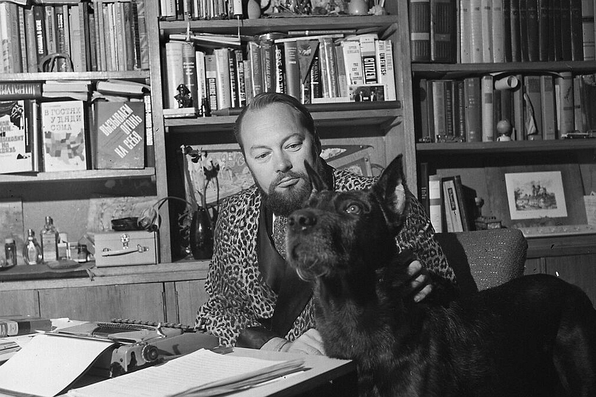    Советский писатель и сценарист Овидий Горчаков в рабочем кабинете. 1 мая 1968 г. / Дмитрий Чернов/РИА Новости