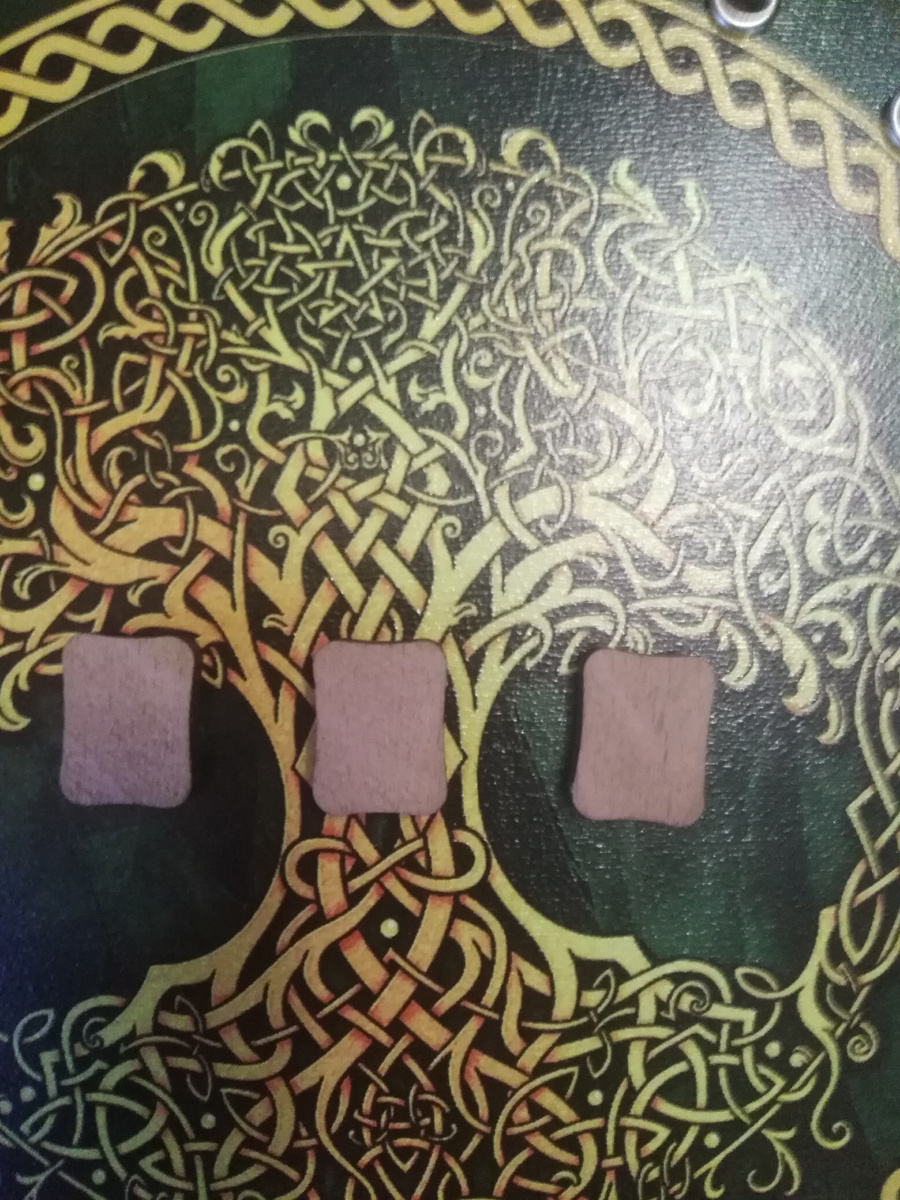 Фото 1. Выберите интуитивно одну из трех рун. Фото канала Таро Портал. 