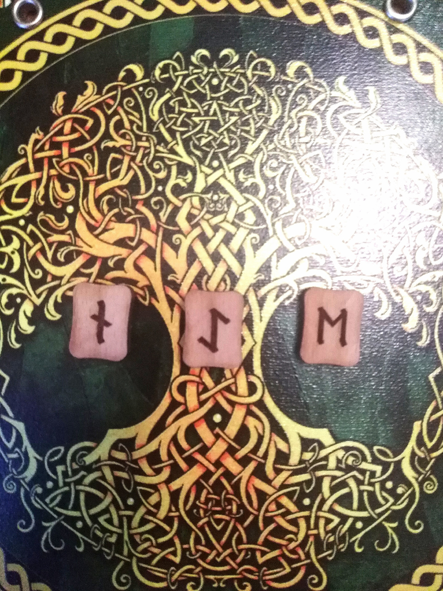 Фото 2. Найдите на фото загаданную вами руну. Фото канала Таро Портал.