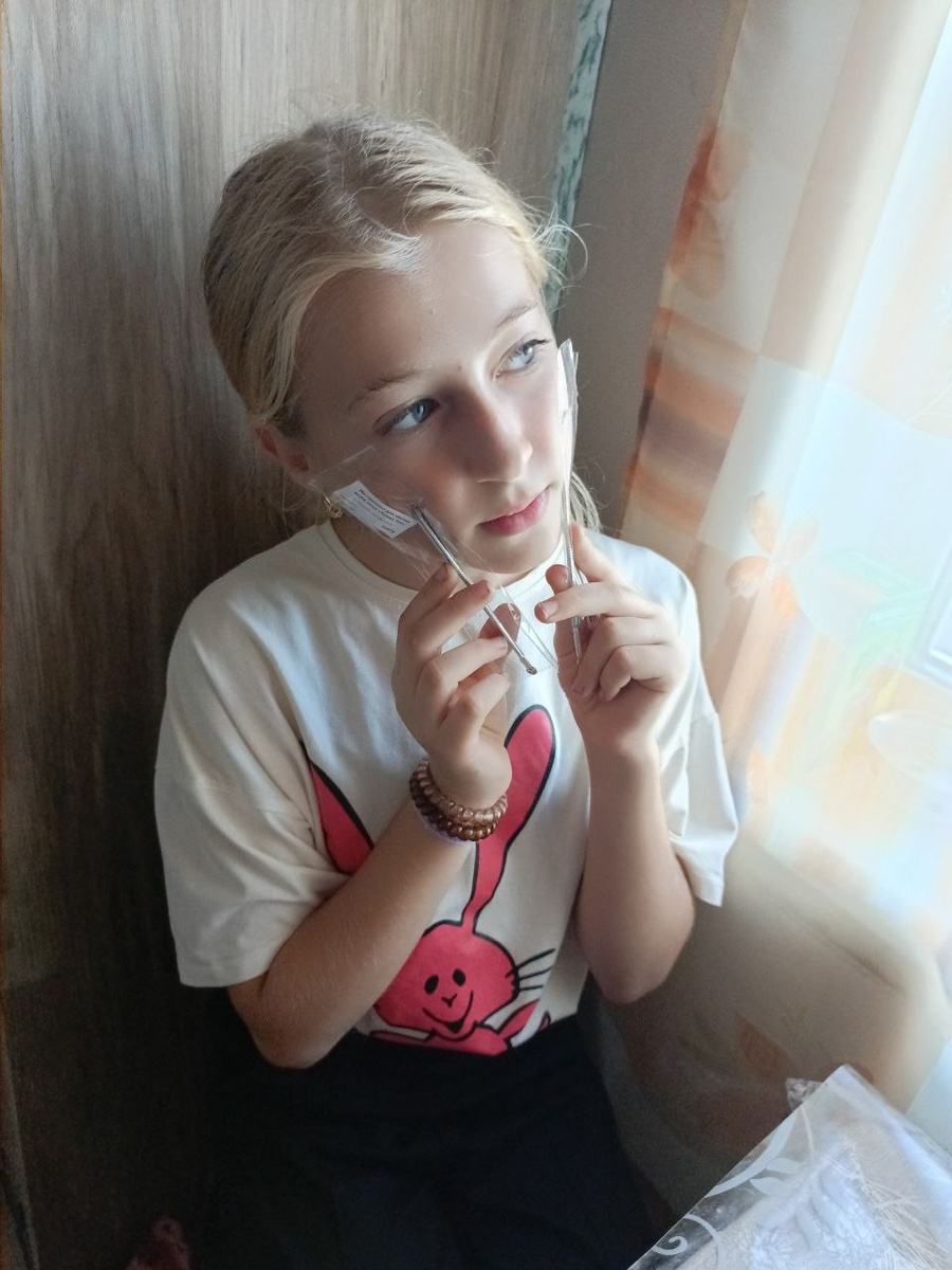 Младшая дочка ,помогает работать с продуктом 😂